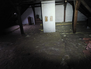 Zateplení stropu staršího rodinného domu pomocí foukané izolace